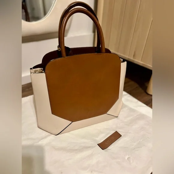 Auxiliary Aritzia Bega Satchel